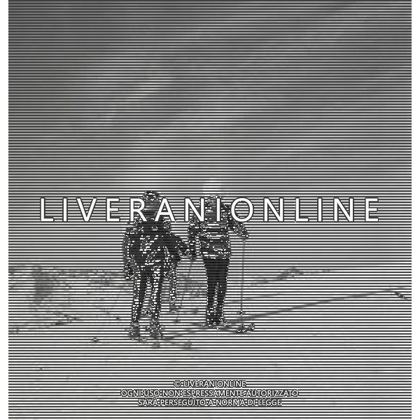 NEG-RETROSPETTIVA MOHAMMAD REZA PAHLAVI SCIA\' DI PERSIA NELLA FOTO MOHAMMAD REZA PAHLAVI SCIA\' DI PERSIA CON LA FAMIGLIA A SAINT MORITZ NELL\'ANNO 1970 AG ALDO LIVERANI SAS 