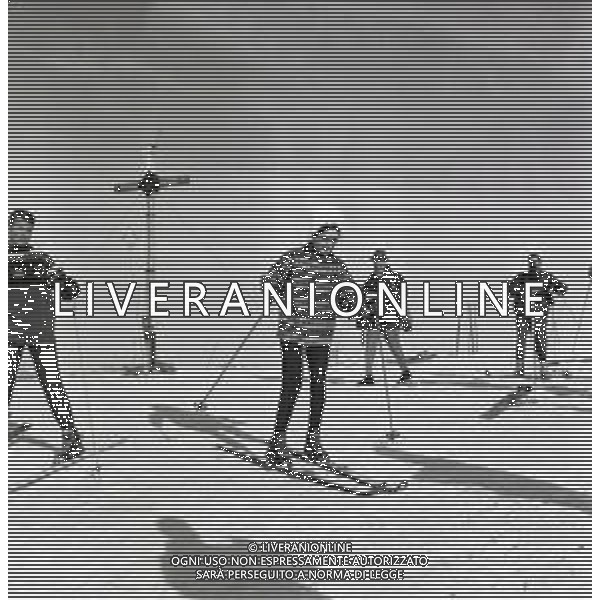 NEG-RETROSPETTIVA MOHAMMAD REZA PAHLAVI SCIA\' DI PERSIA NELLA FOTO MOHAMMAD REZA PAHLAVI SCIA\' DI PERSIA CON LA FAMIGLIA A SAINT MORITZ NELL\'ANNO 1970 AG ALDO LIVERANI SAS 