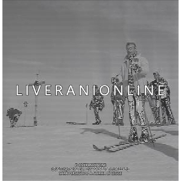 NEG-RETROSPETTIVA MOHAMMAD REZA PAHLAVI SCIA\' DI PERSIA NELLA FOTO MOHAMMAD REZA PAHLAVI SCIA\' DI PERSIA CON LA FAMIGLIA A SAINT MORITZ NELL\'ANNO 1970 AG ALDO LIVERANI SAS 