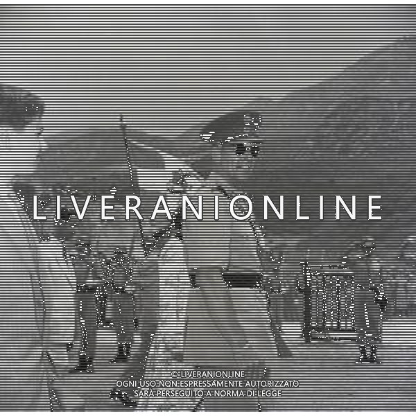 NEG-1955 ATENE PARATA MILITARE AD ATENE CON IL RE PAOLO DI GRECIA NELLA FOTO IL RE PAOLO DI GRECIA A UNA PARATA MILITARE FOTO SANDRO VESPASIANI-AG ALDO LIVERANI SAS