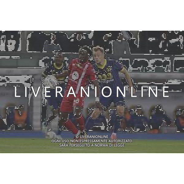 Warren Bondo of AC Monza battle for the ball with Casper Tengstedt of Hellas Verona FC during Hellas Verona FC vs AC Monza, 8° Serie A Enilive 2024-25 game at Marcantonio Bentegodi Stadium in Verona (VR), Italy, on October 21, 2024. (Photo by Davide Casentini) AG ALDO LIVERANI SAS