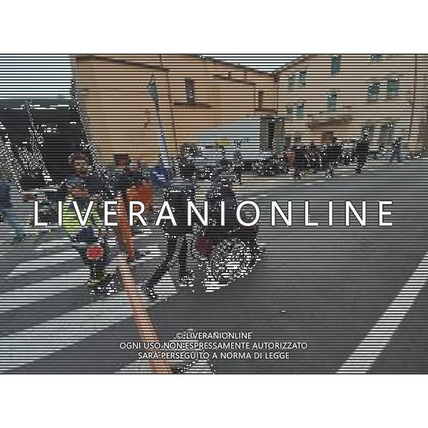 IMOLA 22 10 2024 VIA VERDI INIZIANO LE RIPRESE PER LA serie Netflix in sei puntate con Luca Argentero NELLA FOTO PROTEZIONE CIVILE DI IMOLA FA PASSARE IL RESIDENTE CHE ABITA IN VIA VERDI FOTO GIANNI SANNA-AG ALDO LIVERANI SAS