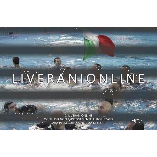31-05-2006 CAMOGLI FINALE CAMPIONATO DI PALLANUOTO GARA 4 PRO RECCO-POLILLIPO 7-5 NELLA FOTO ESULTANZA DEI GIOCATORI DELLA PROO RECCO PER LA VITTORA DEL 30 SCUDETTO AG ALDO LIVERANI SAS 