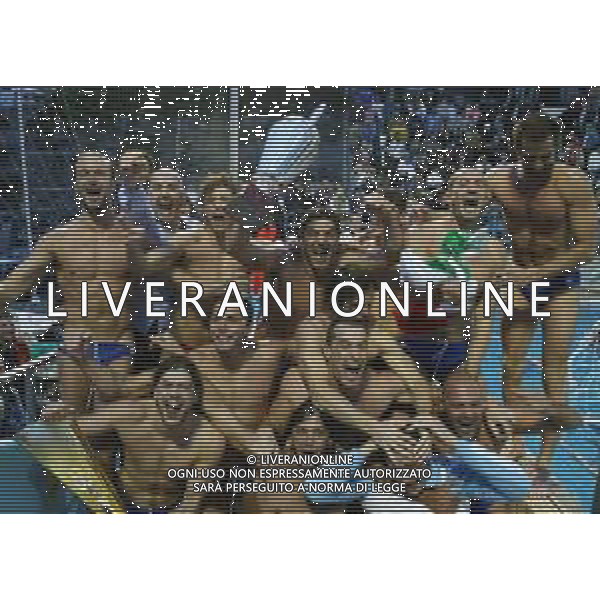 31-05-2006 CAMOGLI FINALE CAMPIONATO DI PALLANUOTO GARA 4 PRO RECCO-POLILLIPO 7-5 NELLA FOTO ESULTANZA DEI GIOCATORI DELLA PROO RECCO PER LA VITTORA DEL 30 SCUDETTO AG ALDO LIVERANI SAS 