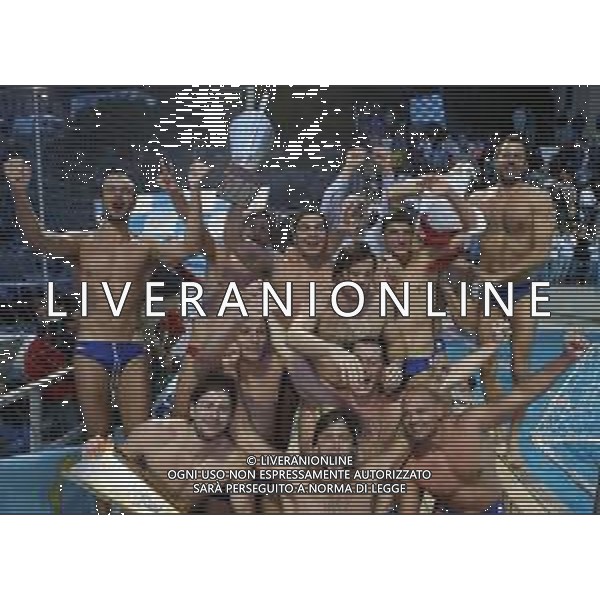 31-05-2006 CAMOGLI FINALE CAMPIONATO DI PALLANUOTO GARA 4 PRO RECCO-POLILLIPO 7-5 NELLA FOTO ESULTANZA DEI GIOCATORI DELLA PROO RECCO PER LA VITTORA DEL 30 SCUDETTO AG ALDO LIVERANI SAS 