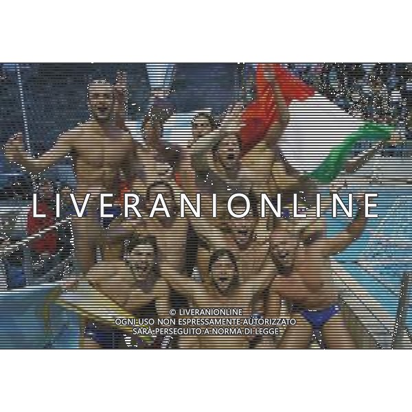 31-05-2006 CAMOGLI FINALE CAMPIONATO DI PALLANUOTO GARA 4 PRO RECCO-POLILLIPO 7-5 NELLA FOTO ESULTANZA DEI GIOCATORI DELLA PROO RECCO PER LA VITTORA DEL 30 SCUDETTO AG ALDO LIVERANI SAS 