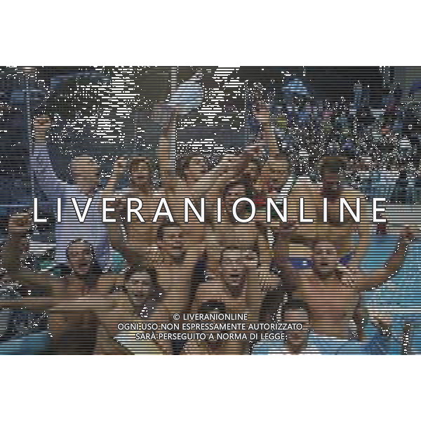 31-05-2006 CAMOGLI FINALE CAMPIONATO DI PALLANUOTO GARA 4 PRO RECCO-POLILLIPO 7-5 NELLA FOTO ESULTANZA DEI GIOCATORI DELLA PROO RECCO PER LA VITTORA DEL 30 SCUDETTO AG ALDO LIVERANI SAS 