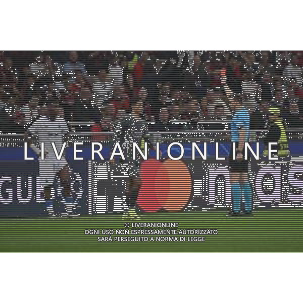 Milan vs Club Brugge nella foto l\'arbitro Felix Zwayer (GER) espelle Raphael Onyedika (Club Brugge) con l\'ausilio del VAR Milano 22-10-2024 Stadio Giuseppe Meazza - San Siro UEFA Champions League fase a girone unico - 3a giornata foto Roberto Garavaglia/Agenzia Aldo Liverani sas