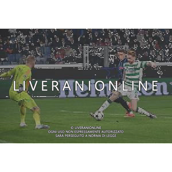 TVRG Atalanta vs Celtic nella foto Liam Scales (Celtic) anticipa Mateo Retegui (Atalanta) davanti a Kasper Schmeichel (Celtic) Bergamo 23-10-2024 Gewiss Stadium UEFA Champions League fase a girone unico - 3a giornata foto Roberto Garavaglia/Agenzia Aldo Liverani sas