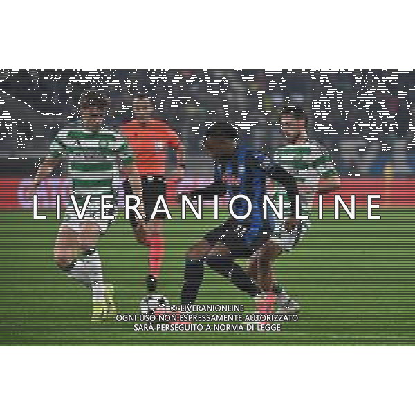 TVRG Atalanta vs Celtic nella foto Ademola Lookman (Atalanta) tra Arne Engels (Celtic) e Nicolas Kuhn (Celtic) Bergamo 23-10-2024 Gewiss Stadium UEFA Champions League fase a girone unico - 3a giornata foto Roberto Garavaglia/Agenzia Aldo Liverani sas