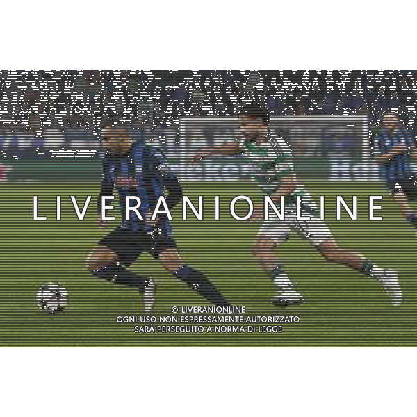 Davide Zappacosta of Atalanta BC. competes for the ball with Nicolas Kühn of Celtic FC during Atalanta BC vs Celtic FC, 3° round of Champions League 2024-25, game at Gewiss stadium in Bergamo (BG), Italy, on October 23, 2024. (Photo by Davide Casentini) /AGENZIA ALDO LIVERANI SAS
