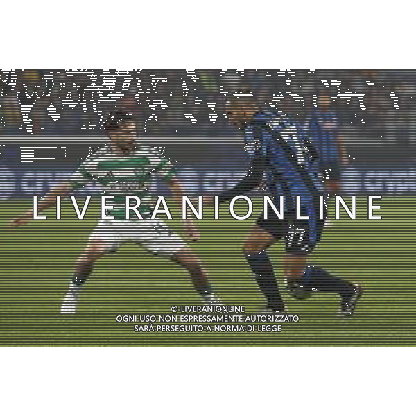 Davide Zappacosta of Atalanta BC. battle for the ball with Nicolas Kühn of Celtic FC during Atalanta BC vs Celtic FC, 3° round of Champions League 2024-25, game at Gewiss stadium in Bergamo (BG), Italy, on October 23, 2024. (Photo by Davide Casentini) /AGENZIA ALDO LIVERANI SAS