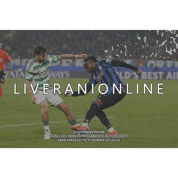Ademola Lookman of Atalanta BC battle for the ball with Nicolas Kühn of Celtic FC during Atalanta BC vs Celtic FC, 3° round of Champions League 2024-25, game at Gewiss stadium in Bergamo (BG), Italy, on October 23, 2024. (Photo by Davide Casentini) /AGENZIA ALDO LIVERANI SAS