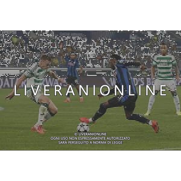 Ademola Lookman of Atalanta BC battle for the ball with Alistair Johnston of Celtic FC during Atalanta BC vs Celtic FC, 3° round of Champions League 2024-25, game at Gewiss stadium in Bergamo (BG), Italy, on October 23, 2024. (Photo by Davide Casentini) /AGENZIA ALDO LIVERANI SAS