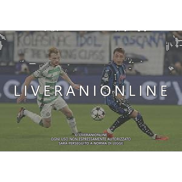Mateo Retegui of Atalanta BC competes for the ball with Liam Scales of Celtic FCduring Atalanta BC vs Celtic FC, 3° round of Champions League 2024-25, game at Gewiss stadium in Bergamo (BG), Italy, on October 23, 2024. (Photo by Davide Casentini) /AGENZIA ALDO LIVERANI SAS