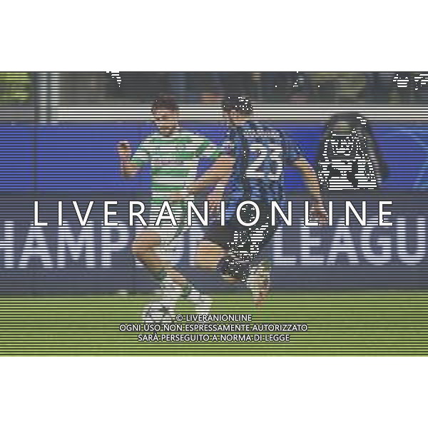 Sead Kolasinac of Atalanta BC battle for the ball with Nicolas Kühn of Celtic FC during Atalanta BC vs Celtic FC, 3° round of Champions League 2024-25, game at Gewiss stadium in Bergamo (BG), Italy, on October 23, 2024. (Photo by Davide Casentini) /AGENZIA ALDO LIVERANI SAS