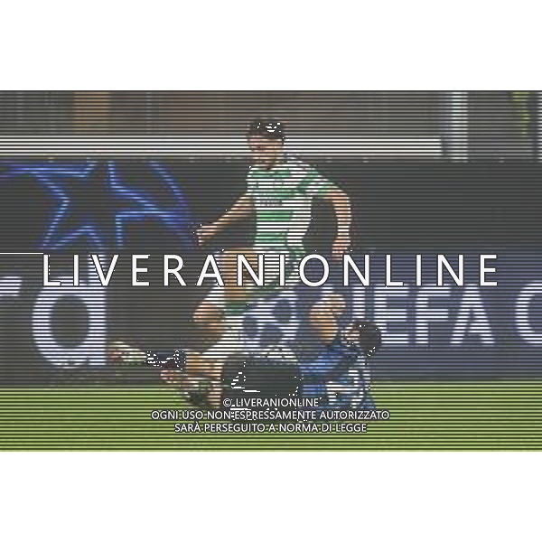 Sead Kolasinac of Atalanta BC battle for the ball with Nicolas Kühn of Celtic FC during Atalanta BC vs Celtic FC, 3° round of Champions League 2024-25, game at Gewiss stadium in Bergamo (BG), Italy, on October 23, 2024. (Photo by Davide Casentini) /AGENZIA ALDO LIVERANI SAS