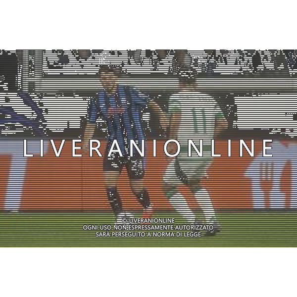 Lazar Samardzic of Atalanta BC competes for the ball with Álex Valle of Celtic FC during Atalanta BC vs Celtic FC, 3° round of Champions League 2024-25, game at Gewiss stadium in Bergamo (BG), Italy, on October 23, 2024. (Photo by Davide Casentini) /AGENZIA ALDO LIVERANI SAS