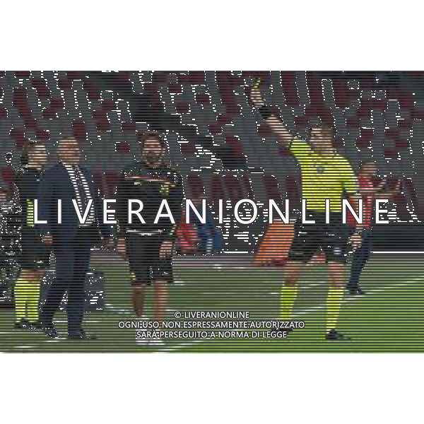 TVEM October 18, 2024 Bari, Italy - SSC Bari vs US Catanzaro - Italian soccer serie B 2024/25 - San Nicola Stadium. In the pic: coach Fabio Caserta of US Catanzaro 1929 receives a yellow card foto emmanuele mastrodonato-ag aldo liverani sas