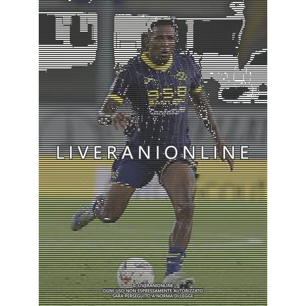Jackson Tchatchoua of Hellas Verona FC play the ball during Hellas Verona FC vs AC Monza, 8° Serie A Enilive 2024-25 game at Marcantonio Bentegodi Stadium in Verona (VR), Italy, on October 21, 2024. (Photo by Davide Casentini) /AGENZIA ALDO LIVERANI SAS