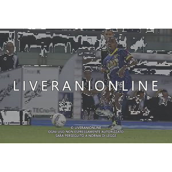 Jackson Tchatchoua of Hellas Verona FC play the ball during Hellas Verona FC vs AC Monza, 8° Serie A Enilive 2024-25 game at Marcantonio Bentegodi Stadium in Verona (VR), Italy, on October 21, 2024. (Photo by Davide Casentini) /AGENZIA ALDO LIVERANI SAS