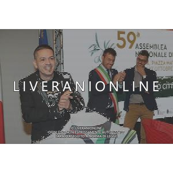 IMOLA 25 10 2024 BACCANALE 2024 GARGANELLO D\'ORO A CHEF STELLATO MATTEO FERRANTINO NELLA FOTO ASSESSORE ALLA CULTURA GIACOMO GAMBI,CHEF STELLATO MATTEO FERRANTINO E SINDACO MARCO PANIERI CON GARGANELLO D\'ORO ©SANNA /AGENZIA ALDO LIVERANI SAS