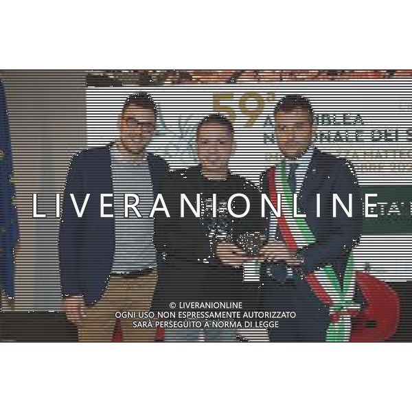 IMOLA 25 10 2024 BACCANALE 2024 GARGANELLO D\'ORO A CHEF STELLATO MATTEO FERRANTINO NELLA FOTO ASSESSORE ALLA CULTURA GIACOMO GAMBI,CHEF STELLATO MATTEO FERRANTINO E SINDACO MARCO PANIERI CON GARGANELLO D\'ORO ©SANNA /AGENZIA ALDO LIVERANI SAS