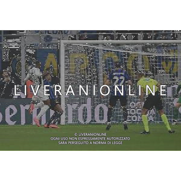 Inter vs Juventus nella foto il contatto in area tra Pierre Kalulu (Juventus) e Denzel Dumfries (Inter) giudicato da rigore dall\'arbitro Marco Guida di Torre Annunziata (NA) Milano 27-10-2024 Stadio Giuseppe Meazza - San Siro Campionato Serie A Enilive - 9a giornata foto Roberto Garavaglia/Agenzia Aldo Liverani sas