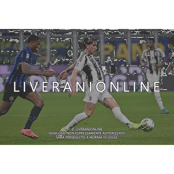 Inter vs Juventus nella foto Dusan Vlahovic (Juventus) e sulla SX Denzel Dumfries (Inter) Milano 27-10-2024 Stadio Giuseppe Meazza - San Siro Campionato Serie A Enilive - 9a giornata foto Roberto Garavaglia/Agenzia Aldo Liverani sas