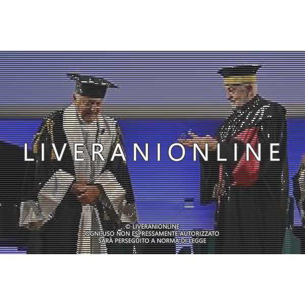 TVRG Laurea honorem Mogol nella foto Giulio Rapetti Mogol SX con il rettore Gianni Canova DX Milano 28-10-2024 Università IULM conferimento del Master ad Honorem a Giulio Rapetti Mogol in Editoria e Produzione musicale foto Roberto Garavaglia/Agenzia Aldo Liverani sas
