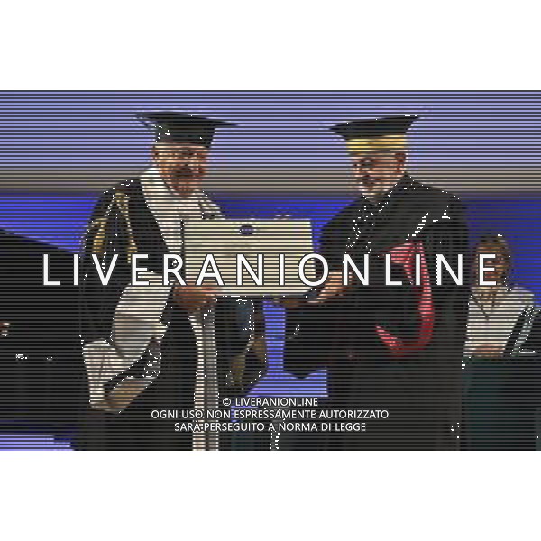 TVRG Laurea honorem Mogol nella foto Giulio Rapetti Mogol SX con il rettore Gianni Canova DX Milano 28-10-2024 Università IULM conferimento del Master ad Honorem a Giulio Rapetti Mogol in Editoria e Produzione musicale foto Roberto Garavaglia/Agenzia Aldo Liverani sas