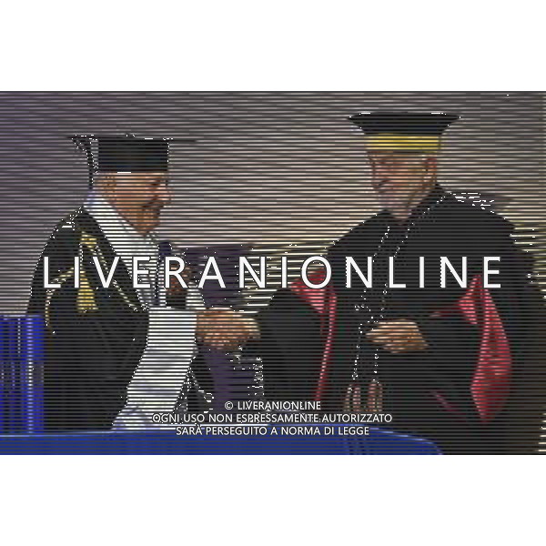 TVRG Laurea honorem Mogol nella foto Giulio Rapetti Mogol SX con il rettore Gianni Canova DX Milano 28-10-2024 Università IULM conferimento del Master ad Honorem a Giulio Rapetti Mogol in Editoria e Produzione musicale foto Roberto Garavaglia/Agenzia Aldo Liverani sas