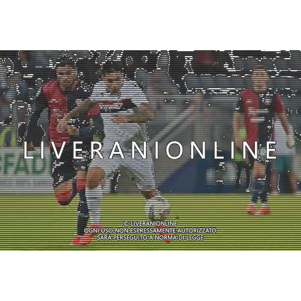 29-10-2024. Cagliari calcio-Bologna F.C. 10° giornata Serie A calcio Italia 2024/2025, stadio Unipol Domus Cagliari. Foto Salvatore Moi/Agenzia Aldo Liverani s.as. Nella foto: Elio Capradossi Cagliari, Santiago Castro Bologna ©MOI SALVATORE-AGENZIA ALDO LIVERANI SAS