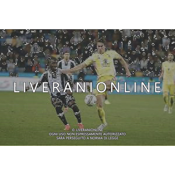 Dusan Vlahovic of Juventus FC battle for the ball with Jordan Zemura of Udinese FC during Udinese Calcio vs Juventus FC, 11° Serie A Enilive 2024-25 game at Bluenergy stadium in Udine (UD), Italy, on November 02, 2024. (Photo by Davide Casentini)- AGENZIA ALDO LIVERANI SAS