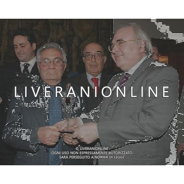 Milano 18 gennaio 2005 Premio Campione patrocinato dai city angels i direttori dei giornali scelgono i campioni dell\'anno nella foto: Candido Cannavo riceve il premio foto Andry / Ag. Aldo Liverani