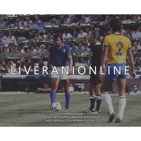 DIAP-RETROSPETTIVA ANTONIO CABRINI MONDIALI 1982 NELLA FOTO ANTONIO CABRINI CON LA MAGLIA DELLA NAZIONALE ITALIANA AG ALDO LIVERANI SAS 