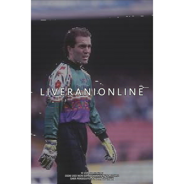 DIA- RETROSPETTIVA GIUSEPPE ALBERGA CALCIATORE DI RUOLO PORTIERE NELLA FOTO GIUSEPPE ALBERGA CON LA MAGLIA DEL BARI CALCIO NELL’ANNO 1991-1992 AG ALDO LIVERANI SAS