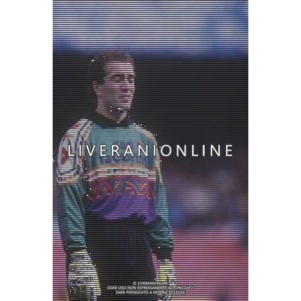 DIA- RETROSPETTIVA GIUSEPPE ALBERGA CALCIATORE DI RUOLO PORTIERE NELLA FOTO GIUSEPPE ALBERGA CON LA MAGLIA DEL BARI CALCIO NELL’ANNO 1991-1992 AG ALDO LIVERANI SAS