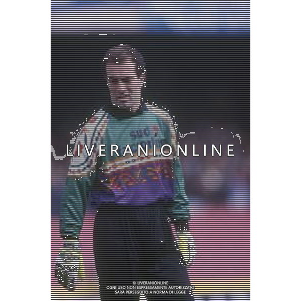 DIA- RETROSPETTIVA GIUSEPPE ALBERGA CALCIATORE DI RUOLO PORTIERE NELLA FOTO GIUSEPPE ALBERGA CON LA MAGLIA DEL BARI CALCIO NELL’ANNO 1991-1992 AG ALDO LIVERANI SAS
