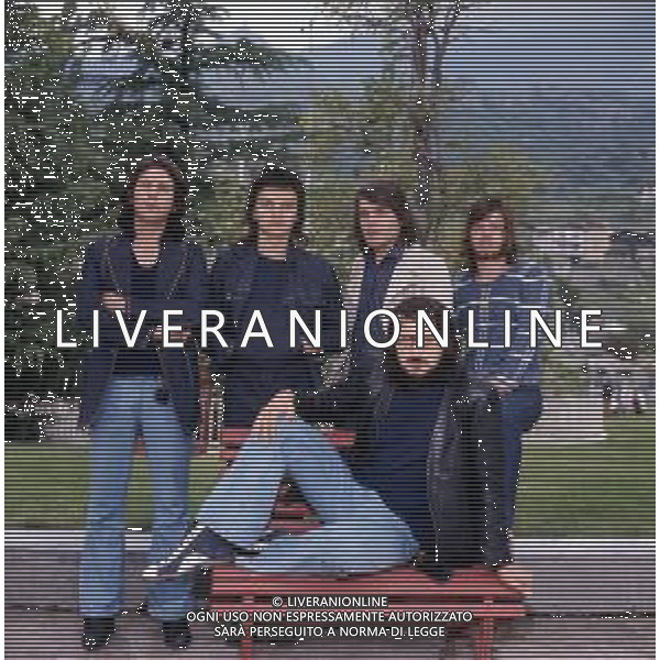 COL-RETROSPETTIVA COMPLESSO MUSICALE “I NOMADI” NELLA FOTO IL COMPLESSO MUSICALE DEI NOMADI A SAINT VINCENT NELL\'ANNO 1972 ( Giuseppe Beppe Carletti, Augusto Daolio, Paolo Lancellotti, Umberto Maggi, Amos Amaranti ) AG ALDO LIVERANI SAS