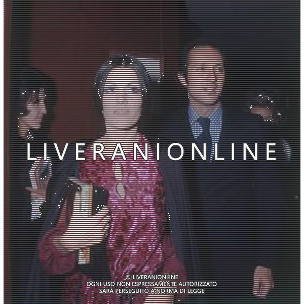 COL-RETROSPETTIVA CATERINA CASELLI CANTANTE NELLA FOTO CATERINA CASELLI CON IL MARITO PIERO SUGAR A MILANO NEL 1970 ALL\'ANTEPRIMA PROMESSE PROMESSE AG ALDO LIVERANI SAS
