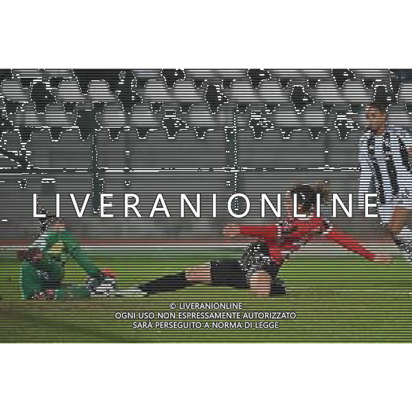 TVRG Juventus vs Milan nella foto Pauline Peyraud-Magnin (Juventus) anticipa Angelica Soffia (Milan) Biella 09-11-2024 Stadio Alessandro La Marmora - Vittorio Pozzo Campionato Serie A Femminile eBay - 9a giornata foto Roberto Garavaglia/Agenzia Aldo Liverani sas