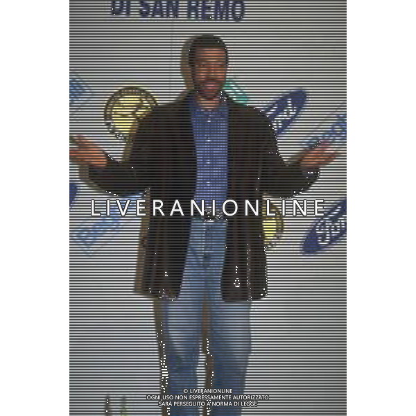 DIA- RETROSPETTIVA LIONEL RICHIE CANTANTE NELLA FOTO LIONEL RICHIE OSPITE AL FESTIVAL DI SANREMO NELL’ANNO 1997 AG ALDO LIVERANI SAS