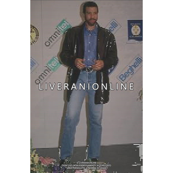 DIA- RETROSPETTIVA LIONEL RICHIE CANTANTE NELLA FOTO LIONEL RICHIE OSPITE AL FESTIVAL DI SANREMO NELL’ANNO 1997 AG ALDO LIVERANI SAS