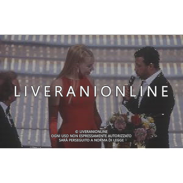 DIA- RETROSPETTIVA LIONEL RICHIE CANTANTE NELLA FOTO LIONEL RICHIE OSPITE AL FESTIVAL DI SANREMO NELL’ANNO 1997 CON VALERIA MARINI E MIKE BONGIORNO AG ALDO LIVERANI SAS