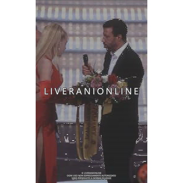 DIA- RETROSPETTIVA LIONEL RICHIE CANTANTE NELLA FOTO LIONEL RICHIE OSPITE AL FESTIVAL DI SANREMO NELL’ANNO 1997 CON VALERIA MARINI AG ALDO LIVERANI SAS