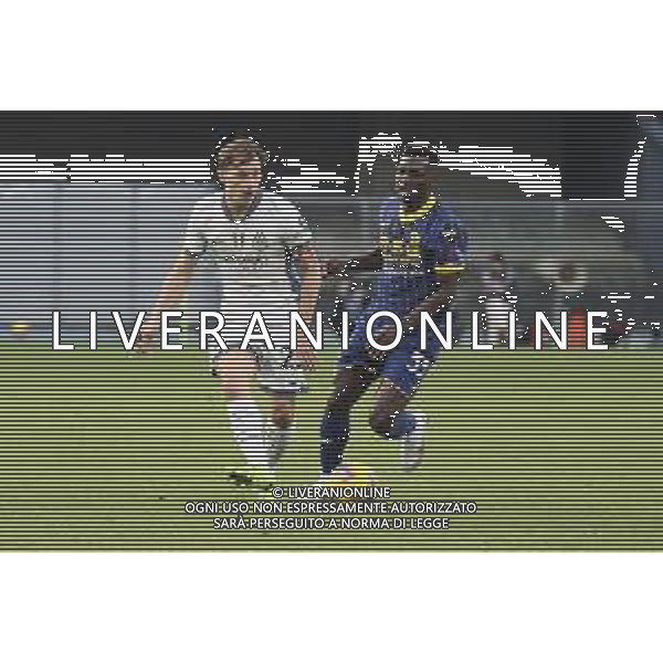 Nicolo’ Barella of Inter FC play the ball during Hellas Verona FC vs Inter FC, 13° Serie A Enilive 2024-25 game at Marcantonio Bentegodi stadium in Verona (VR), Italy, on November 23, 2024. (Photo by Davide Casentini)- AGENZIA ALDO LIVERANI SAS