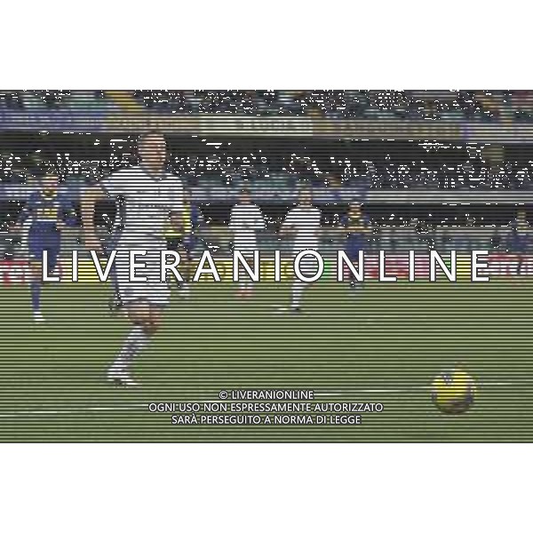 Davide Frattesi of Inter FC play the ball during Hellas Verona FC vs Inter FC, 13° Serie A Enilive 2024-25 game at Marcantonio Bentegodi stadium in Verona (VR), Italy, on November 23, 2024. (Photo by Davide Casentini)- AGENZIA ALDO LIVERANI SAS