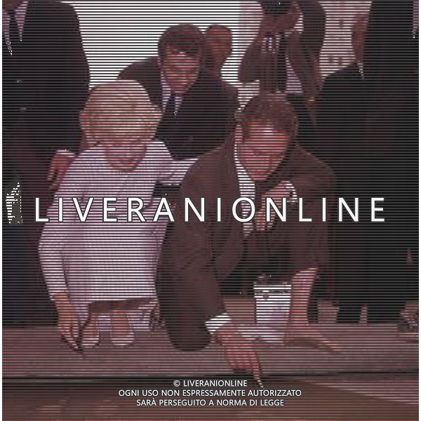 NEG-RETROSPETTIVA PAUL NEWMAN ATTORE NELLA FOTO PAUL NEWMAN IL GIORNO 25-05-1963 CON LA MOGLIE JOANNE WOODWARD LASCIANO LE IMPRONTE AL GRAUMAN\'S CHINESE THEATRE A HOLLYWWOD AG ALDO LIVERANI SAS