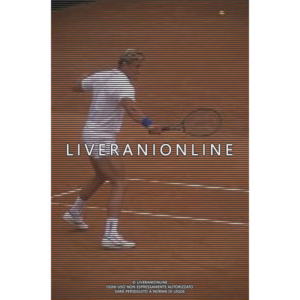 DIA-RETROSPETTIVA DOLPH LUNDGREN ATTORE NELLA FOTO DOLPH LUNDGREN GIOCA A TENNIS A MONTE CARLO NELL’ANNO 1988 DIM STUDIO - AG ALDO LIVERANI SAS